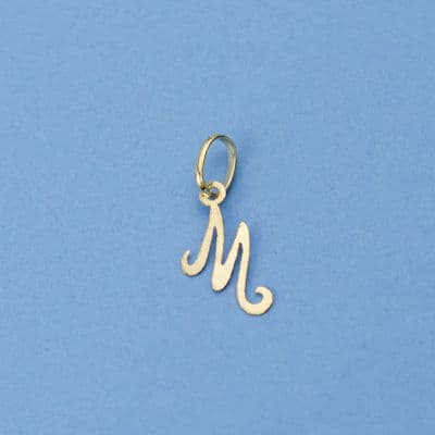 18K COLGANTE LETRA " M " . 9X7 MM