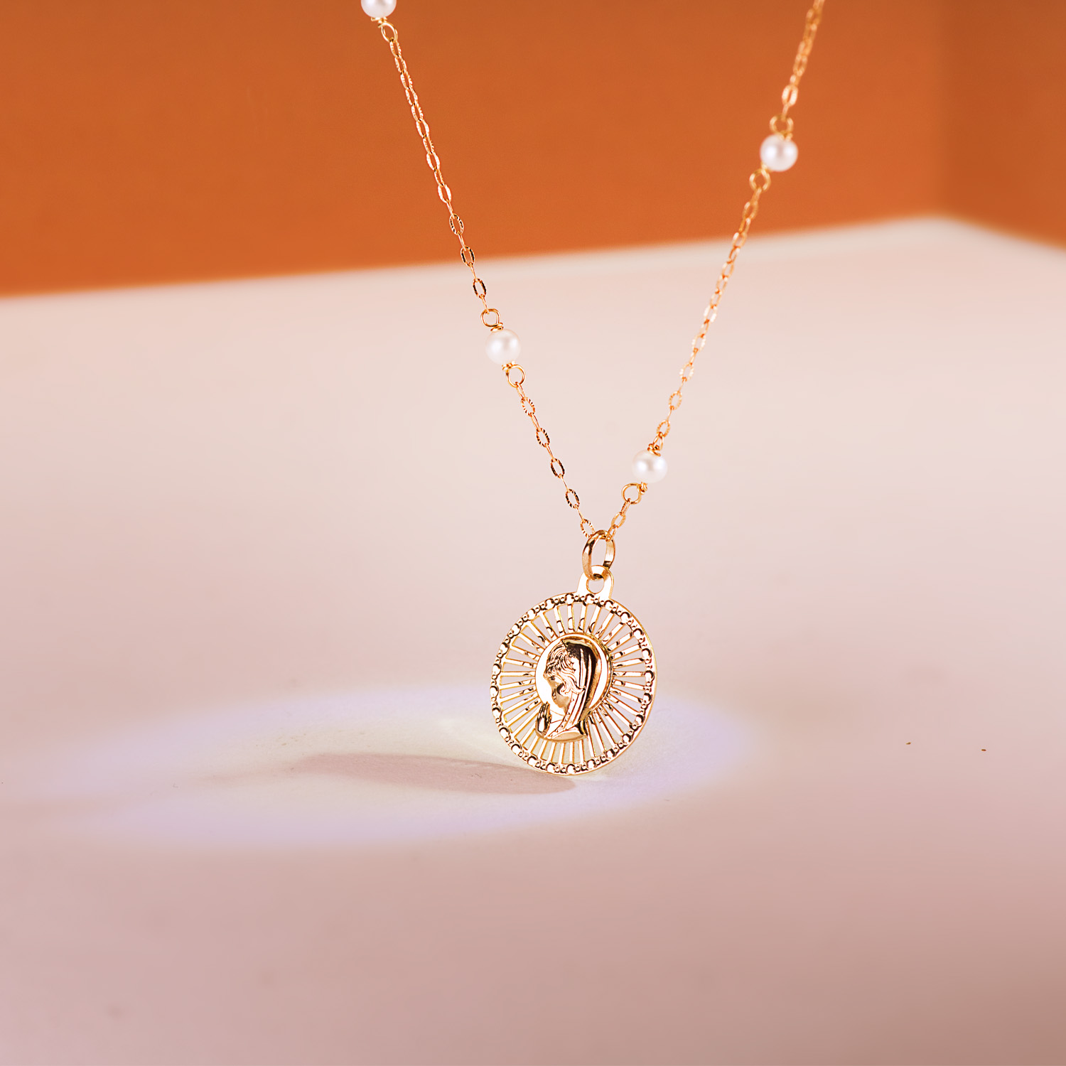 18K MEDALLA VIRGEN NIÑA CERCO CALADO 20X18 MM - Imagen 2