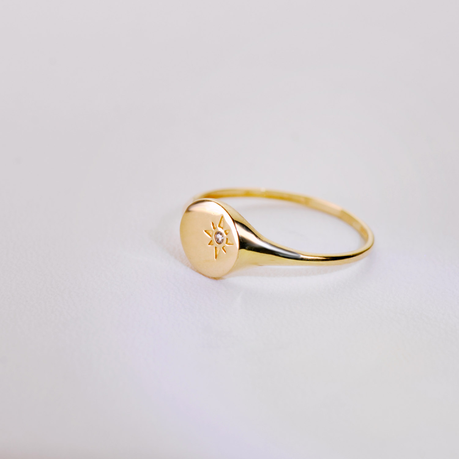 18K SELLO ORO AMARILLO MUJER CABEZA REDONDA CON CIRCONITA 8X8 MM - Imagen 2