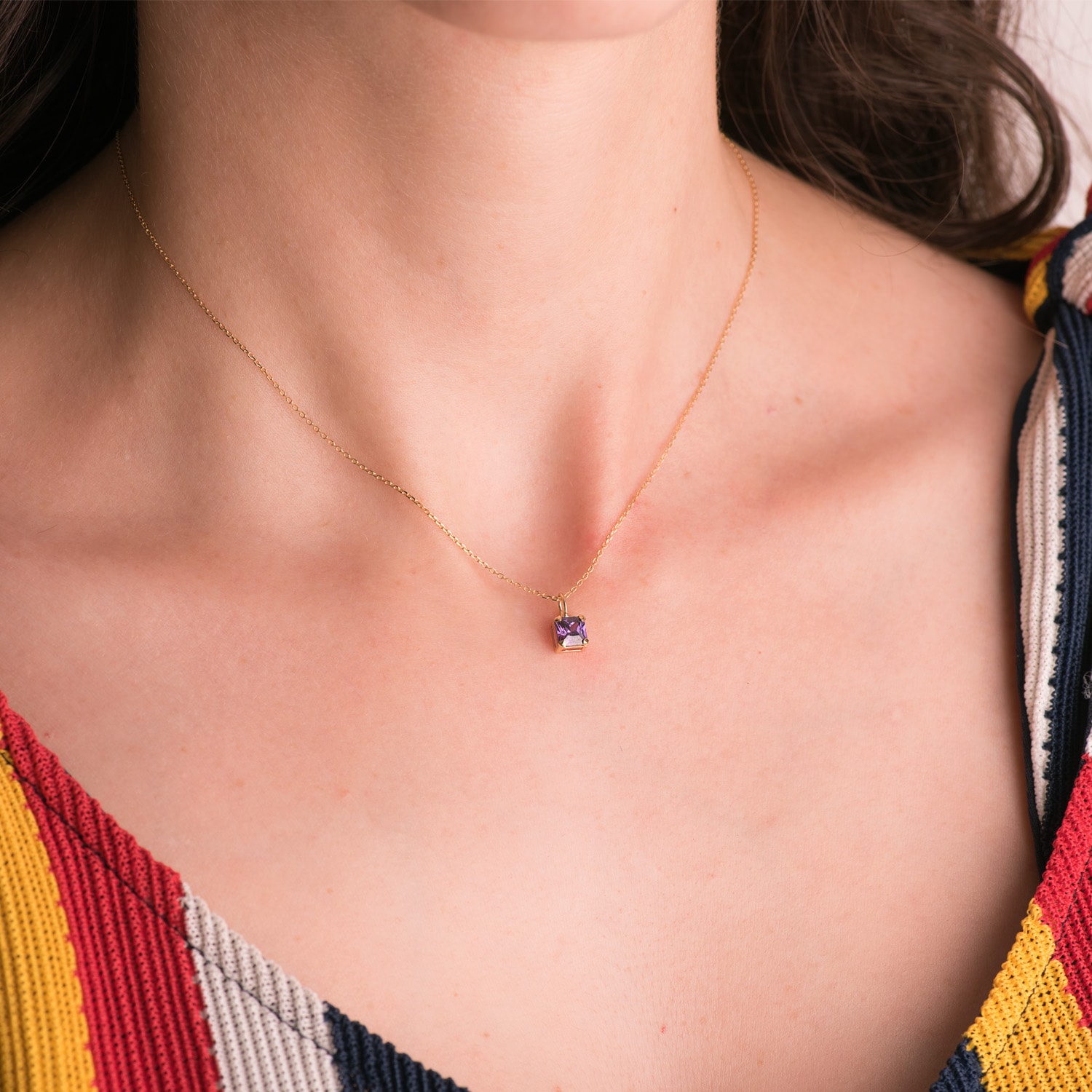 18K COLGANTE ORO AMARILLO CUADRADO CON GARRAS Y PIEDRA COLOR AMATISTA 5,5 X 5,5 MM. - Imagen 2