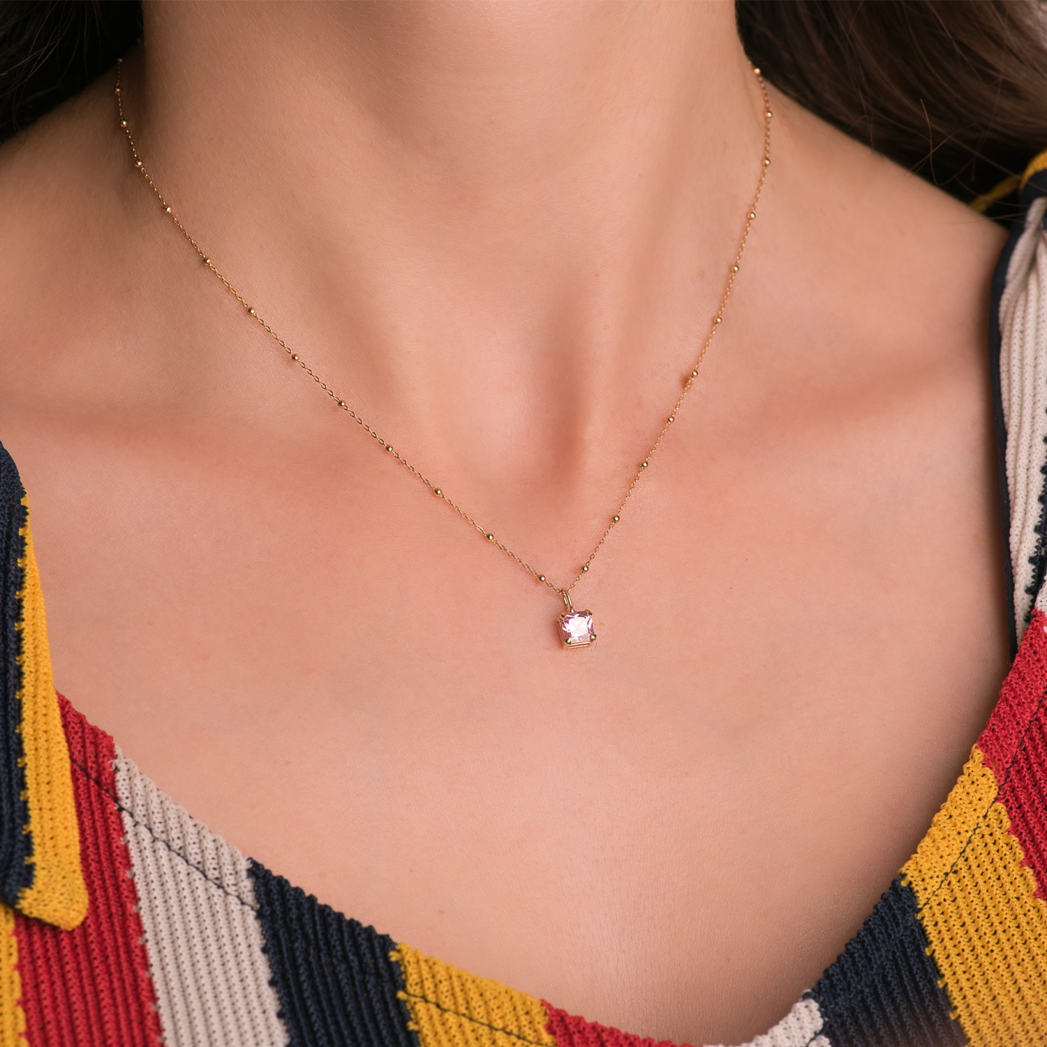 18K COLGANTE ORO AMARILLO CUADRADO CON GARRAS Y PIEDRA ROSA 5,5 X 5,5 MM. - Imagen 2