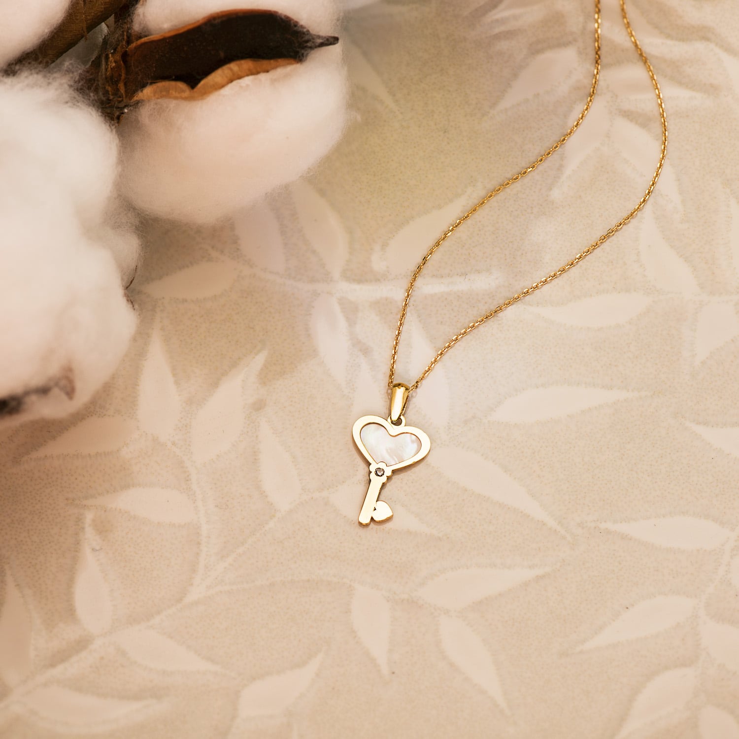 18K COLGANTE ORO AMARILLO LLAVE DE NACAR CON CORAZON Y CIRCONITA 18X11 MM - Imagen 2