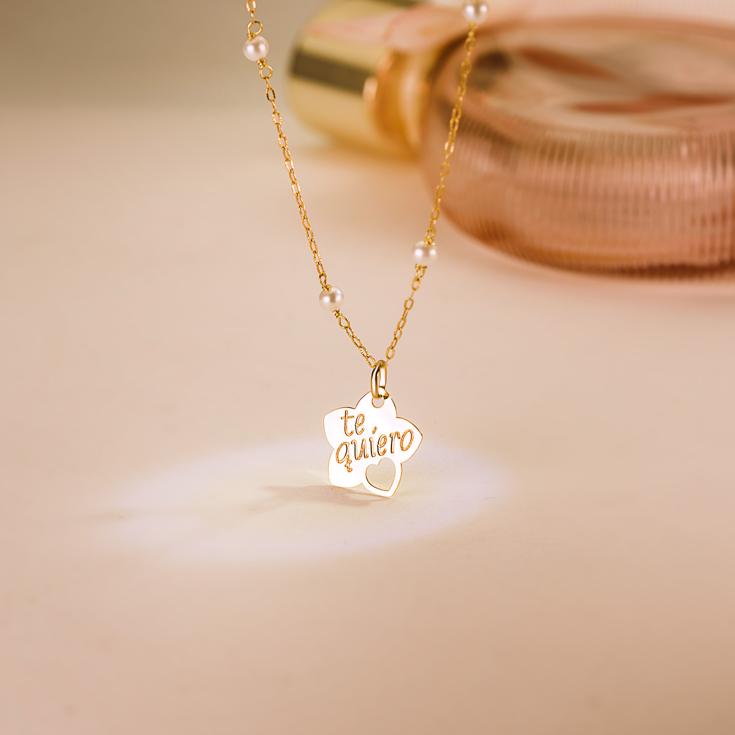 18K COLGANTE ORO AMARILLO TE QUIERO FLOR CON CORAZON CALADO 15X14 MM - Imagen 3