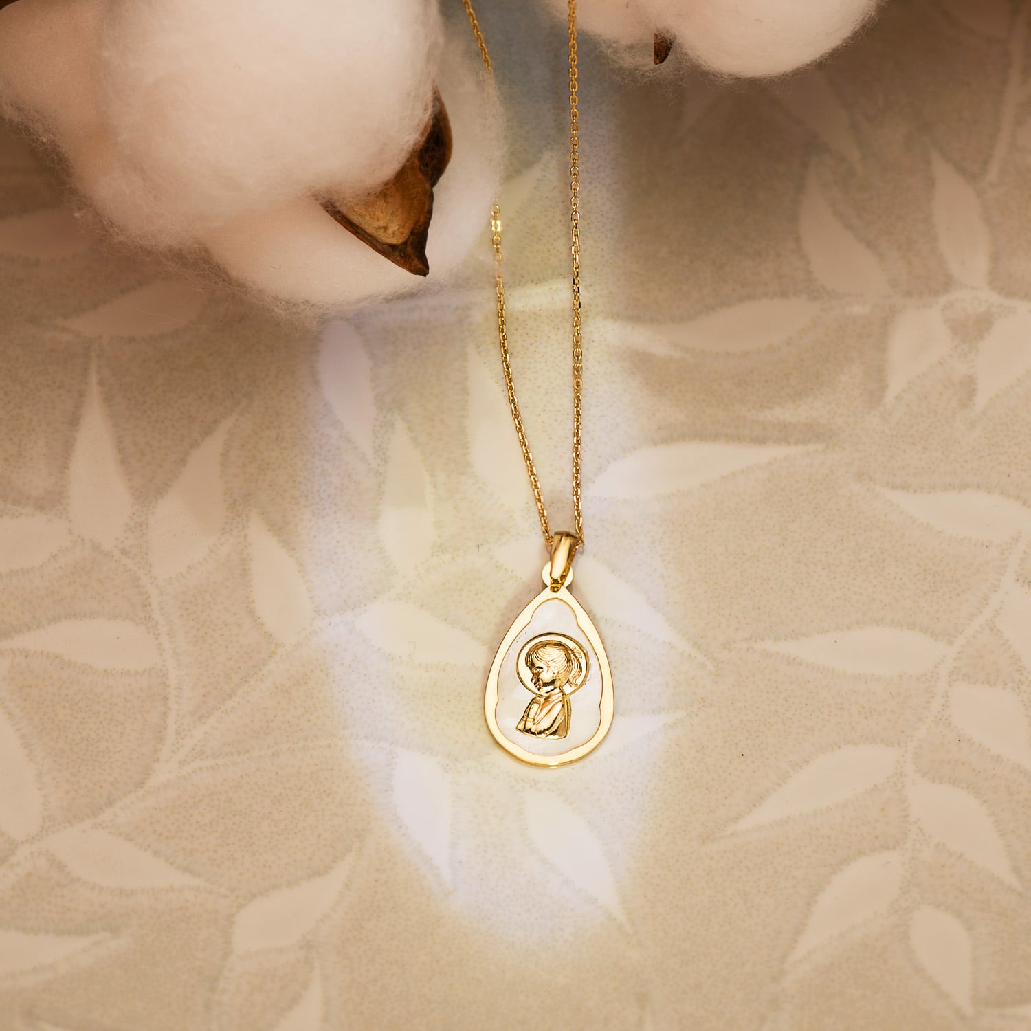 18K MEDALLA ORO AMARILLO GOTA CON NACAR BLANCO Y VIRGEN NIÑA 19X12 MM - Imagen 2