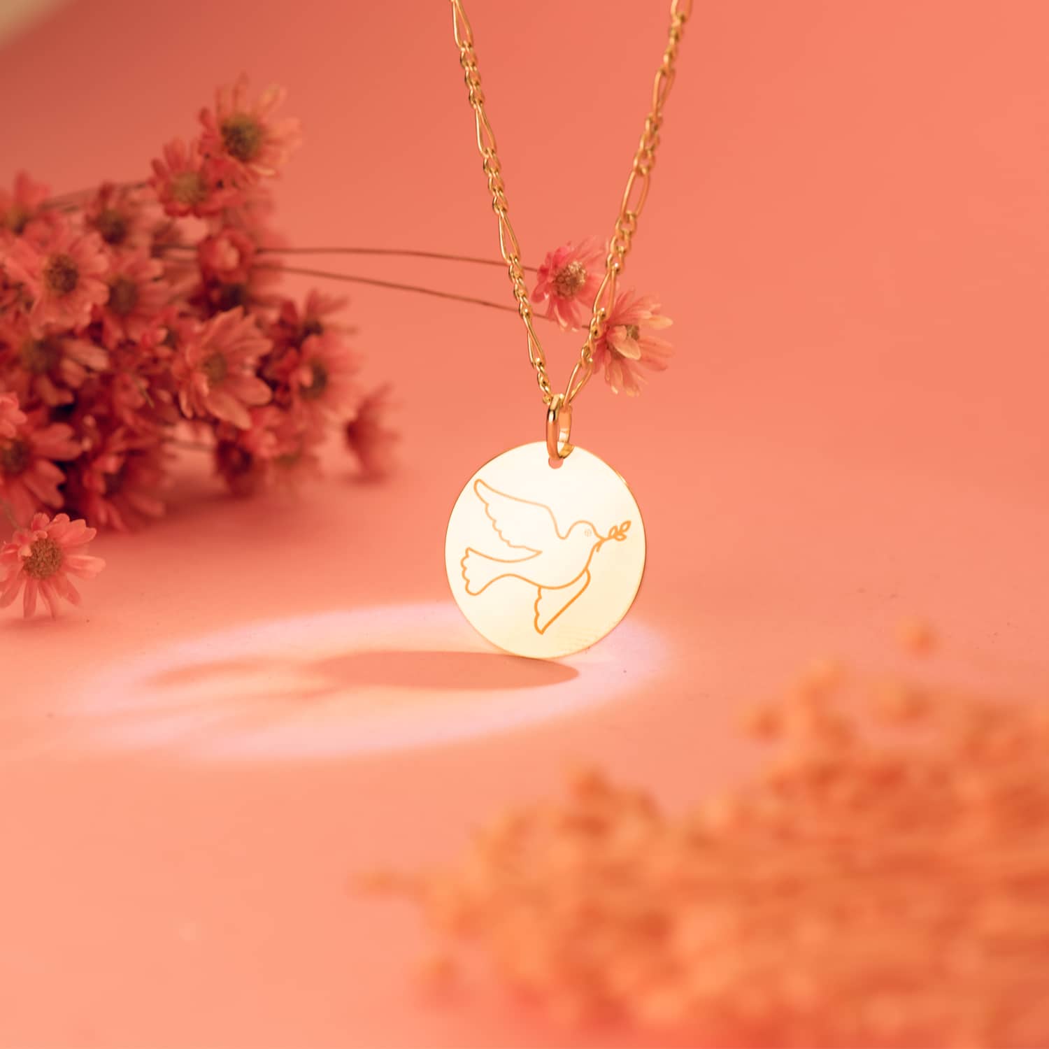 18K COLGANTE ORO AMARILLO REDONDO CON PALOMA GRABADA EN BRILLO 18 MM - Imagen 2