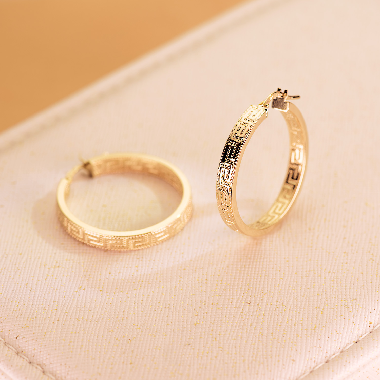 9K AROS ORO AMARILLO HUECOS CON GRECA 28 MM TUBO RECTANGULAR 3 MM X 1.2 MM - Imagen 2