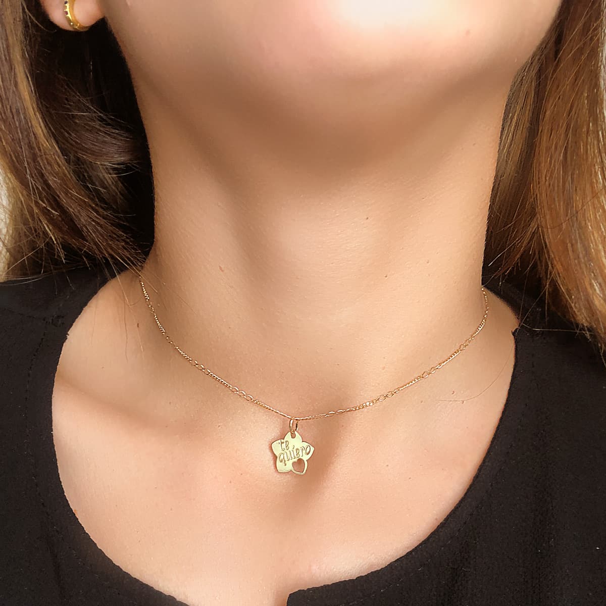 18K COLGANTE ORO AMARILLO TE QUIERO FLOR CON CORAZON CALADO 15X14 MM - Imagen 2