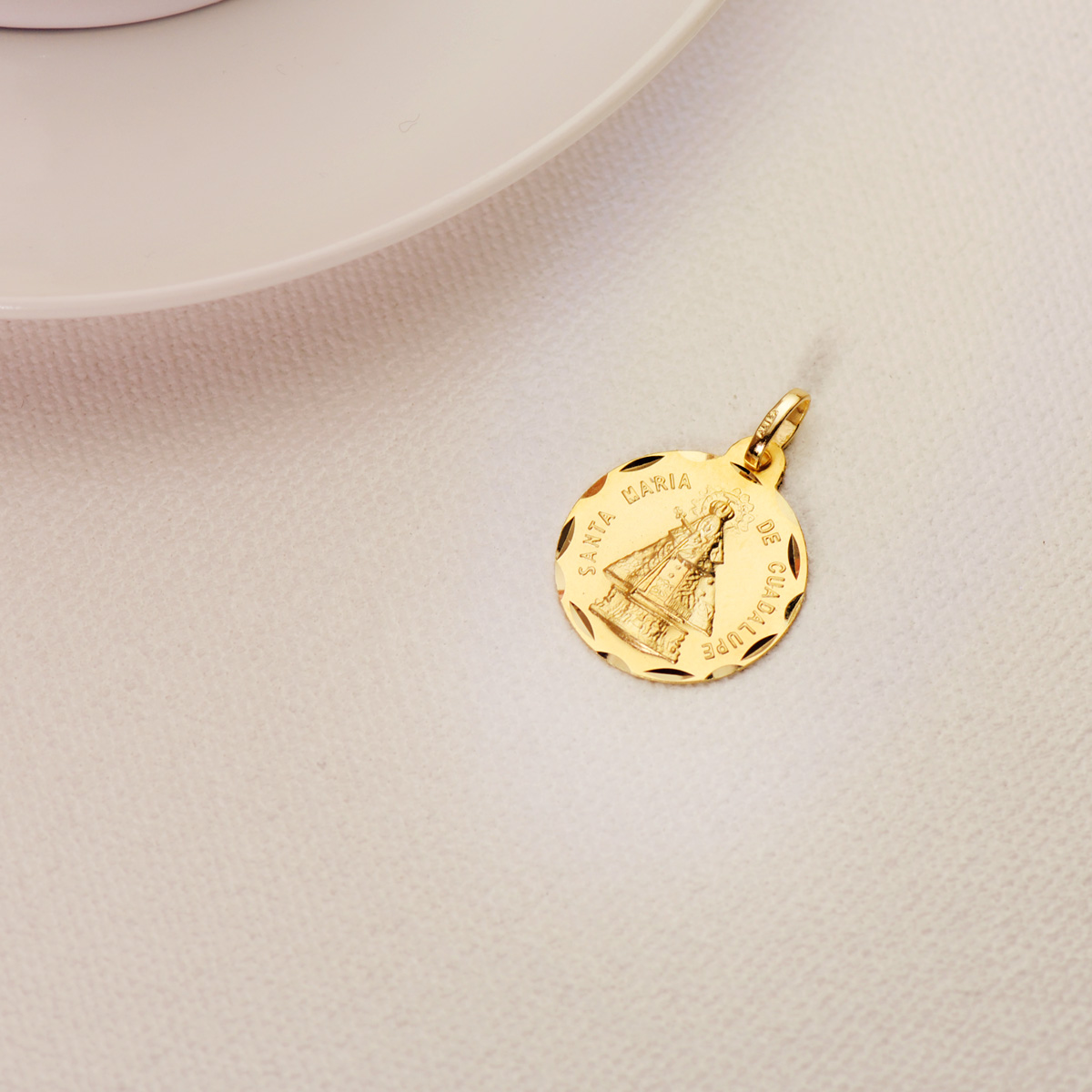 18K MEDALLA VIRGEN SANTA MARIA DE GUADALUPE TALLADA 18 MM - Imagen 2