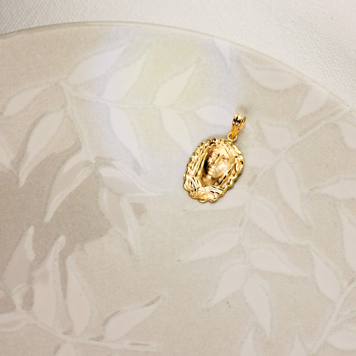 18K MEDALLA SILUETA VIRGEN MARIA DE LA O 22X15 MM TALLADA - Imagen 2