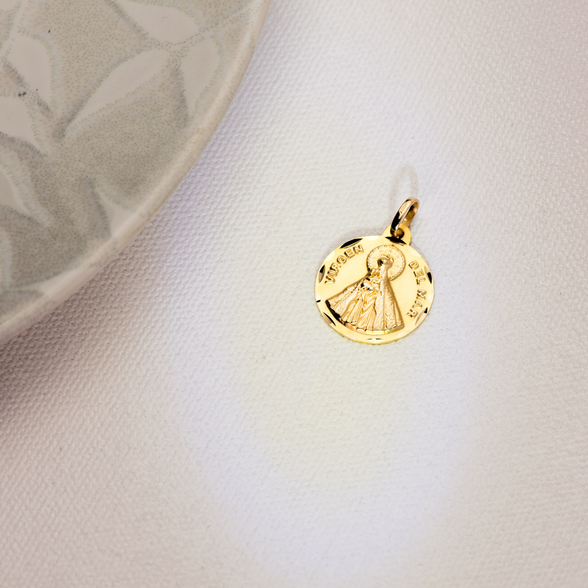 18K MEDALLA ORO AMARILLO VIRGEN DEL MAR TALLADA 18 MM - Imagen 2