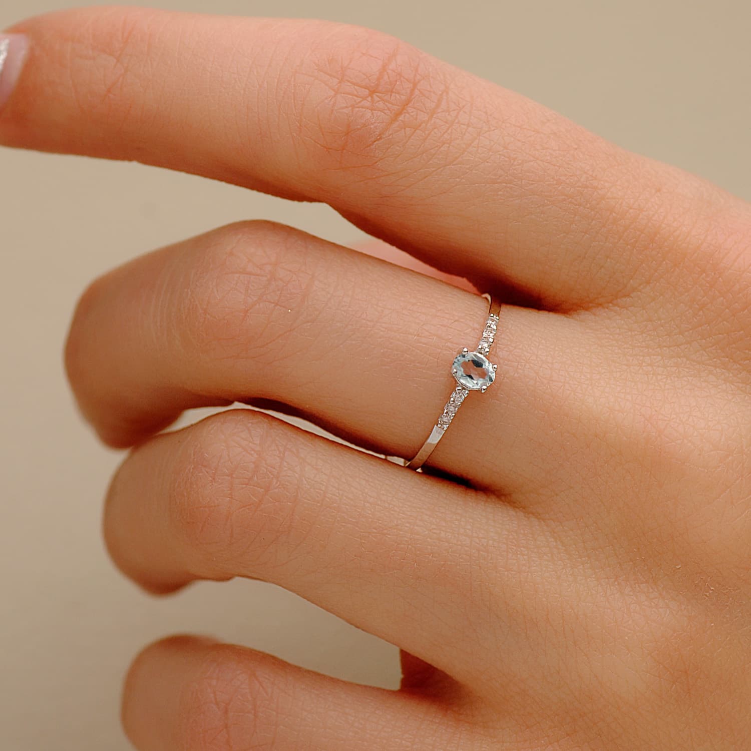 18K SORTIJA DIAMANTES 0.030 QT+ OVAL AGUAMARINA NATURAL 4X3 MM CUERPO 1.30 MM - Imagen 2