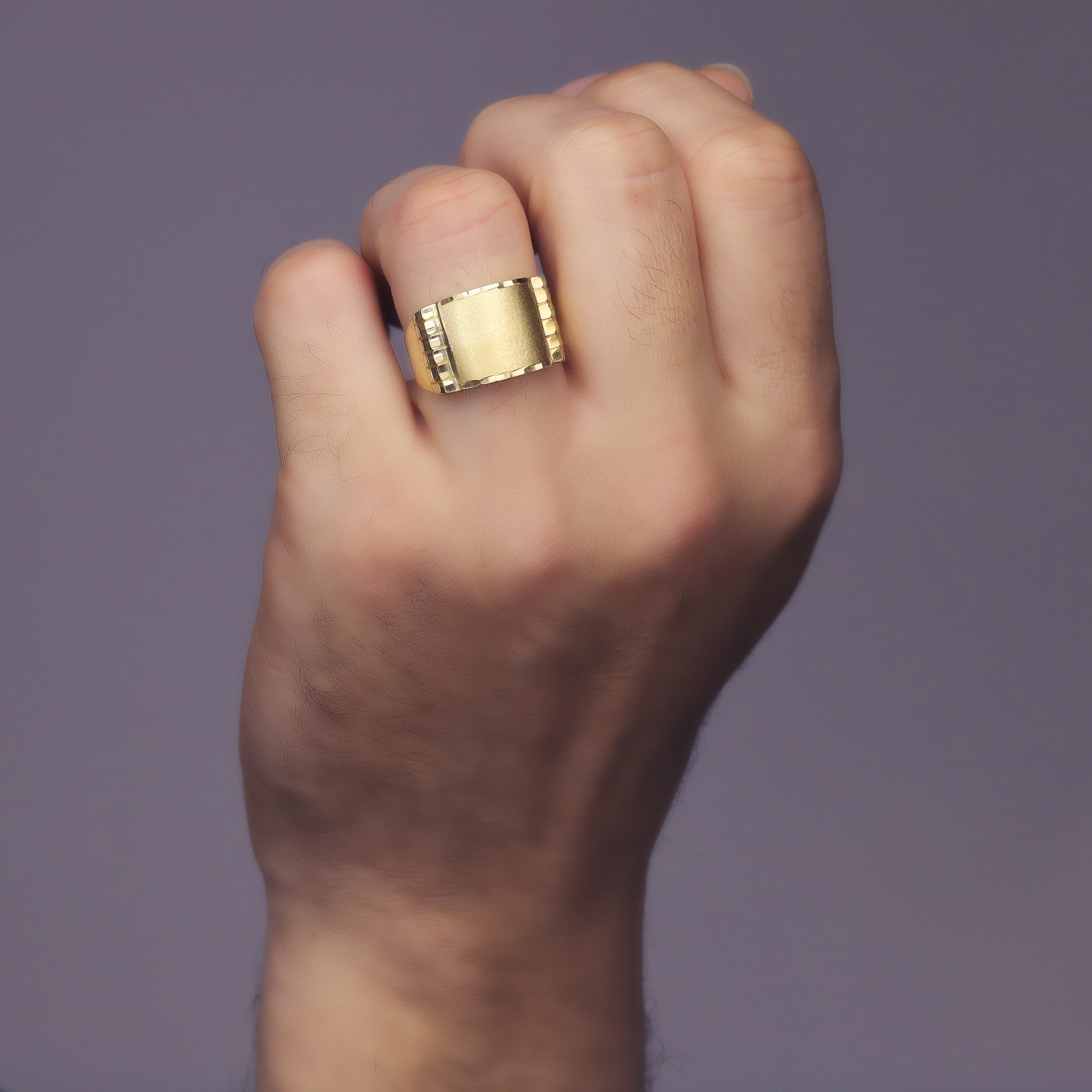 18K SELLO ORO AMARILLO CABALLERO MACIZO TALLADOZONA GRABADO 15X15 MM - Imagen 3