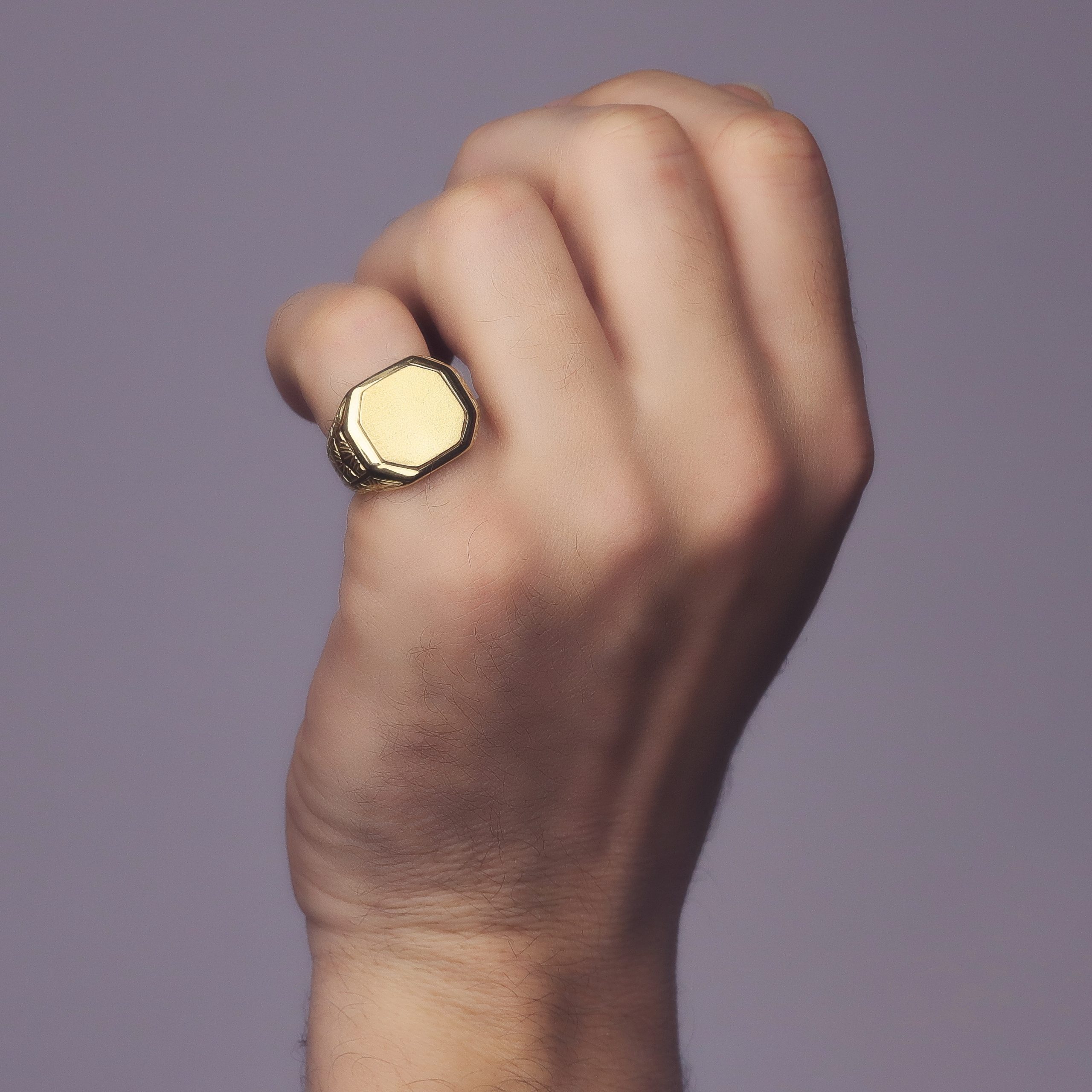 18K SELLO ORO AMARILLO CABALLERO MATE Y BRILLO ZONA GRABADO 14X15 MM - Imagen 3