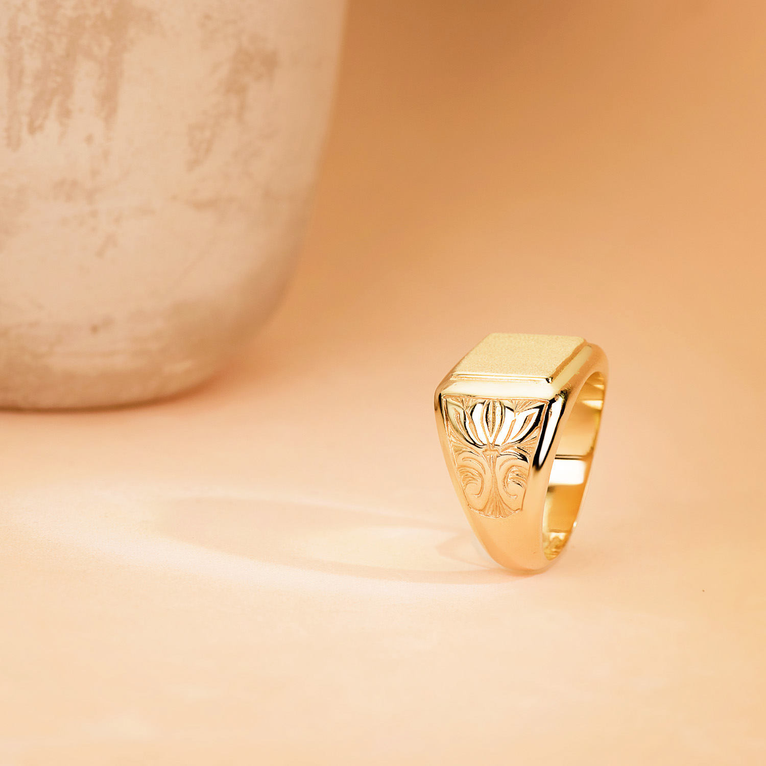 18K SELLO ORO AMARILLO CABALLERO MACIZO BRILLO ZONA GRABADO 13X12 MM - Imagen 2