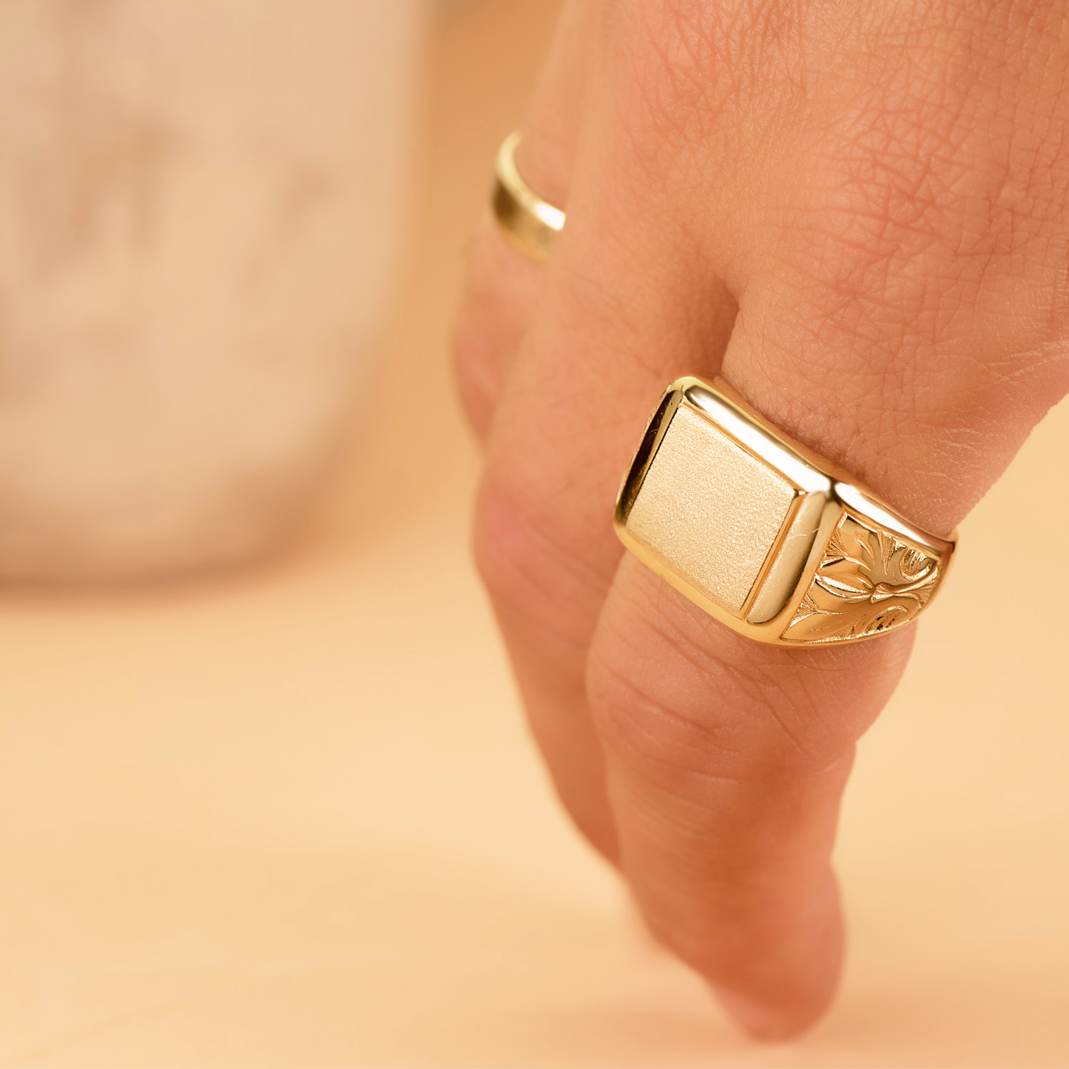 18K SELLO ORO AMARILLO CABALLERO MACIZO BRILLO ZONA GRABADO 13X12 MM - Imagen 3