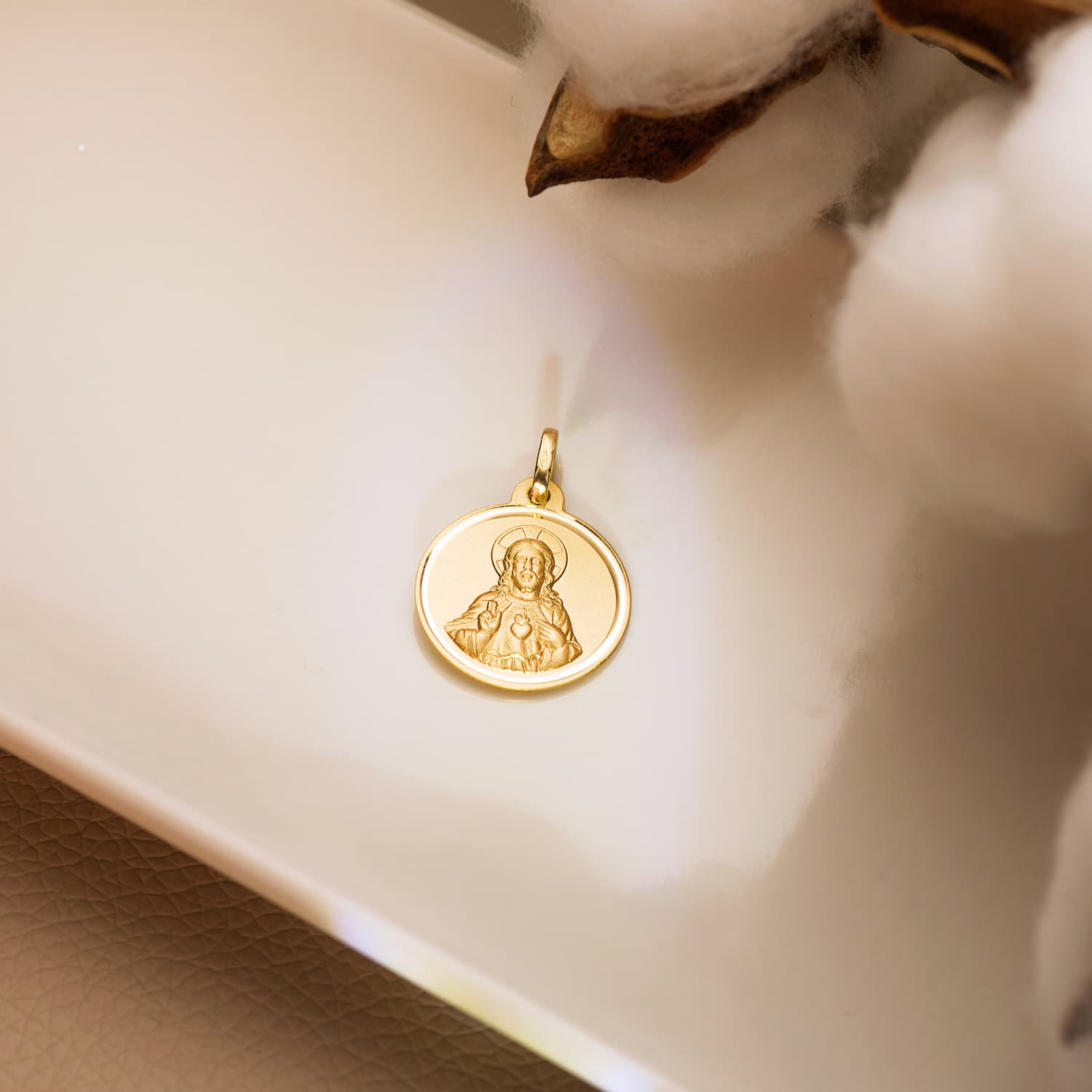 18K MEDALLA CRISTO SAGRADO CORAZON DE JESUS BISEL 18 MM - Imagen 2