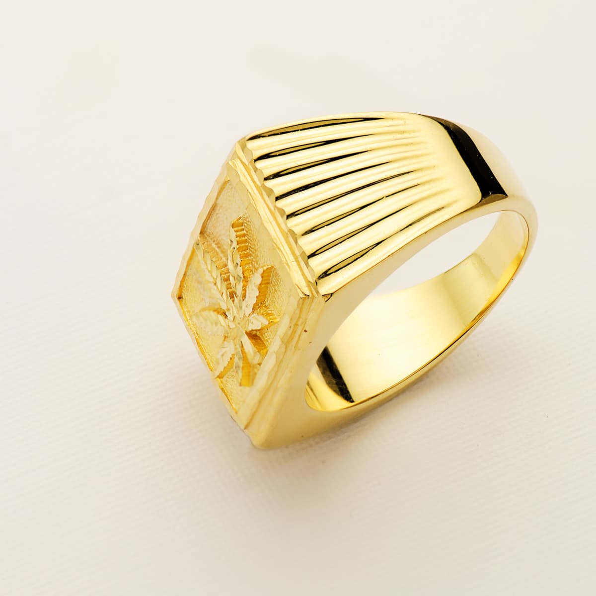 18K SELLO ORO AMARILLO HOJA MARIHUNA TALLADA GALLONES 25X17 MM - Imagen 2